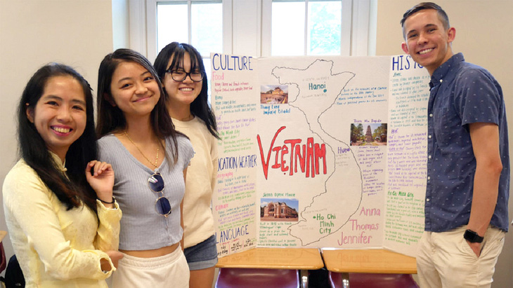 Tôn Nữ Tường Vy (trái) cùng các bạn sinh viên tại UNC với những bài báo cáo dự án cuối kỳ - Ảnh: NVCC