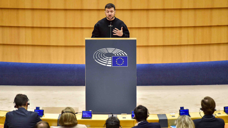 Tổng thống Ukraine Volodymyr Zelensky phát biểu trước Nghị viện châu Âu ở Brussels vào ngày 9-2 - Ảnh: Reuters