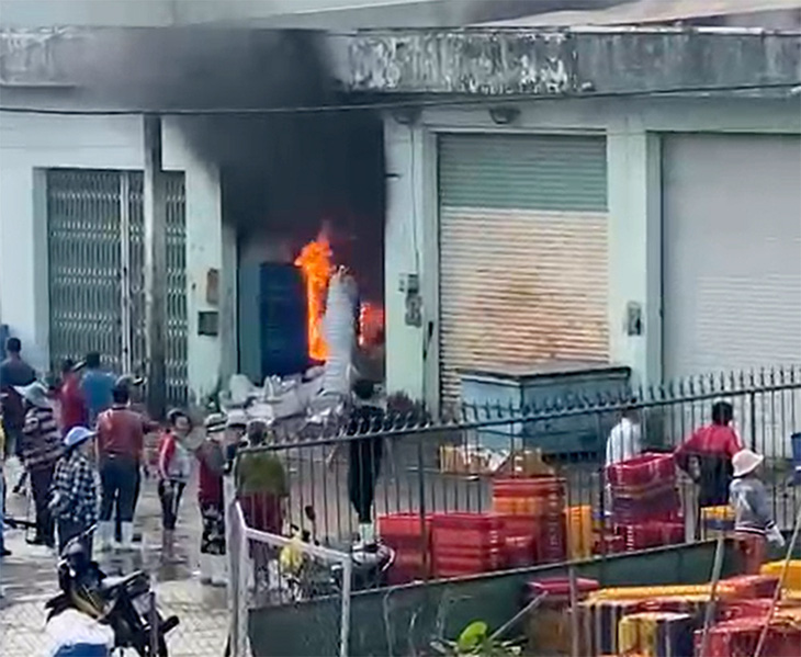 Cháy ki ốt trong cảng cá Quy Nhơn, 1 người chết, 1 người bị thương nặng - Ảnh 1.