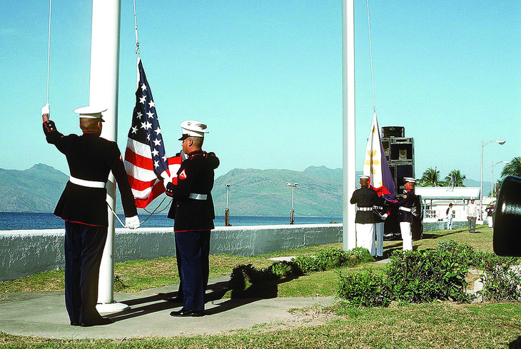 Lễ hạ cờ Mỹ và thượng cờ Philippines ở căn cứ Subic Bay ngày 24-11-1992. Ảnh: Wikipedia