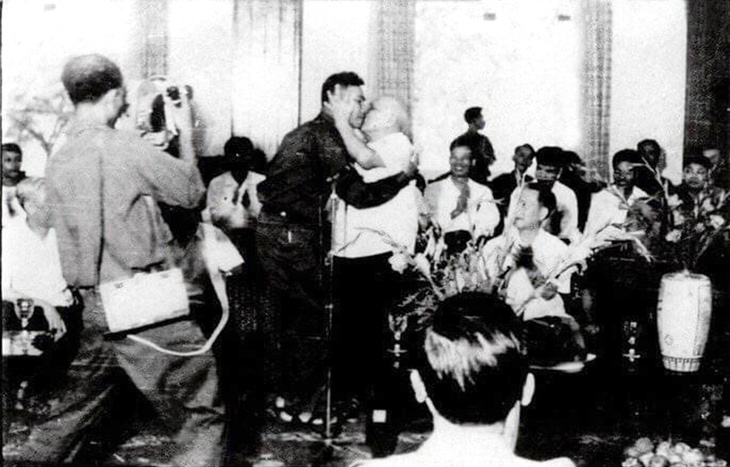 Ông Bùi Văn Tùng thay mặt quân đội nhận nụ hôn của Bác Tôn Đức Thắng sau khi nghe kể chuyện ông Tùng yêu cầu tổng thống Dương Văn Minh ra đài phát thanh đọc tuyên bố đầu hàng - Ảnh: tư liệu