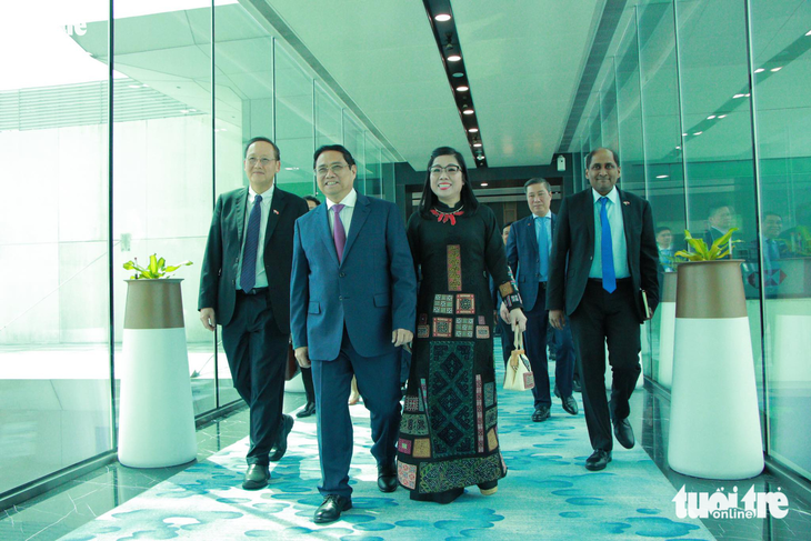 Thủ tướng Phạm Minh Chính và phu nhân lên chuyên cơ VN1 chiều 10-2 để đến Brunei - Ảnh: DUY LINH