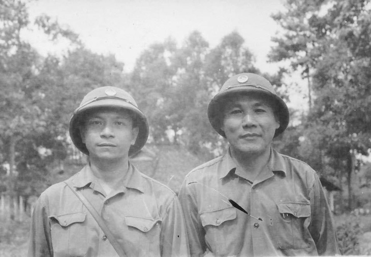 Lữ trưởng Nguyễn Tất Tài (trái) và Chính ủy Bùi Văn Tùng trong Chiến dịch Hồ Chí Minh 4.1975 - Ảnh tư liệu