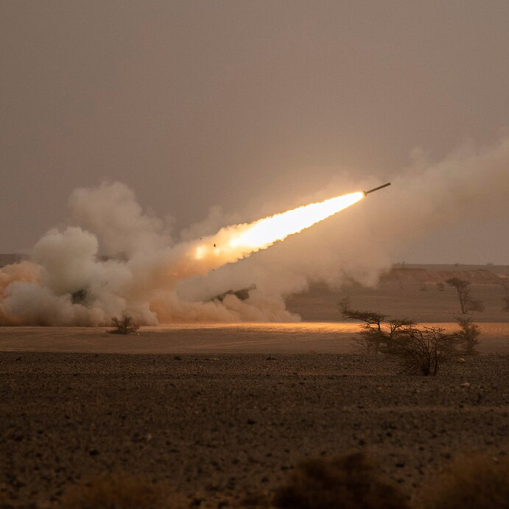 Ukraine nhận tọa độ mục tiêu từ Mỹ khi bắn pháo HIMARS - Ảnh 1.