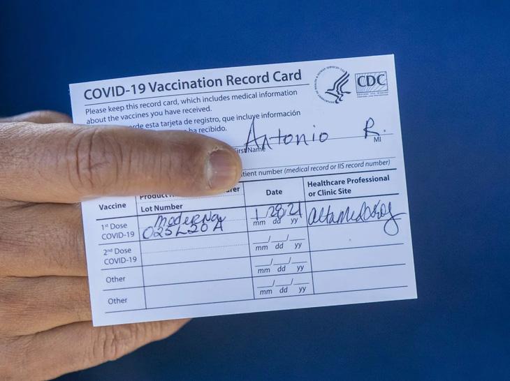 Hạ viện Mỹ phê chuẩn dự luật bỏ chứng nhận tiêm vaccine ngừa COVID-19 - Ảnh 1.