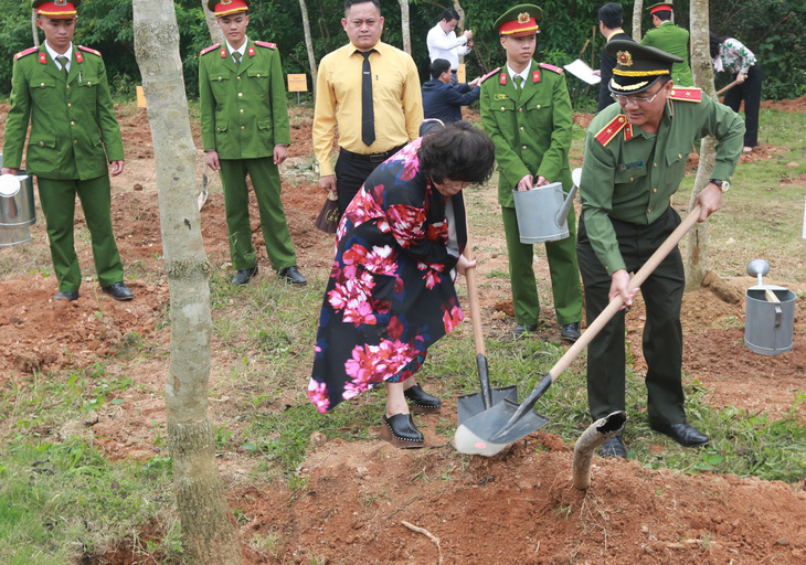 Anh hùng Lao động Thái Hương, Trưởng Ban quản lý đền Chung Sơn tham gia trồng cây tại núi Chung