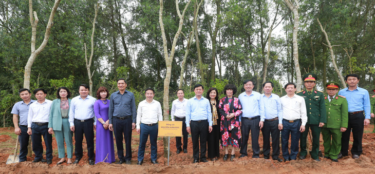 Lãnh đạo tỉnh Nghệ An và Ngân hàng TMCP Bắc Á, Tập đoàn TH chụp ảnh lưu niệm sau khi hoàn thành trồng cây trong khuôn viên đền Chung Sơn