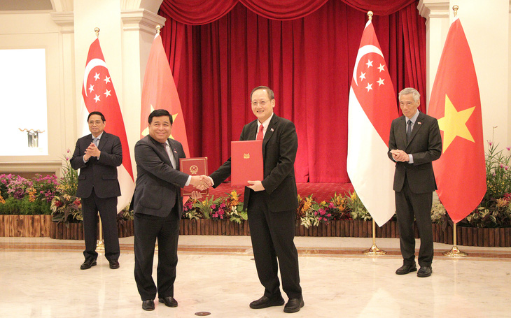 Thủ tướng Phạm Minh Chính và Thủ tướng Singapore Lý Hiển Long chứng kiến đại diện hai chính phủ trao đổi bản ghi nhớ về thiết lập quan hệ đối tác kinh tế số - kinh tế xanh vào ngày 9-2 - Ảnh: DUY LINH
