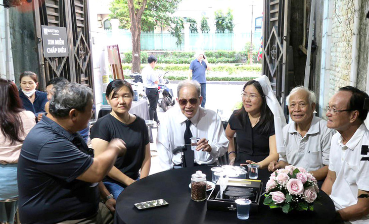 Ông Tư Cang (người đeo cà vạt) - Anh hùng LLVT Nguyễn Văn Tàu - ôn lại kỷ niệm hào hùng về ông Bùi Văn Tùng trong tang lễ ông - Ảnh: T.T.D.