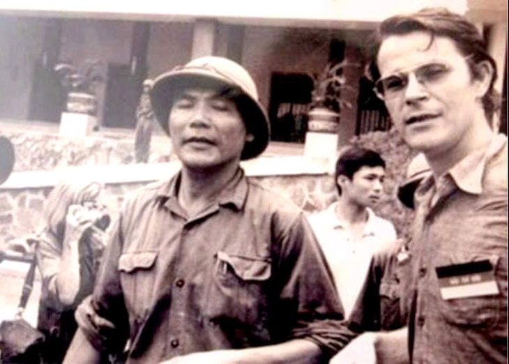 Ông Bùi Văn Tùng cùng nhà báo Borries Gallasch tại dinh Độc Lập trưa 30-4-1975 - Ảnh: tư liệu
