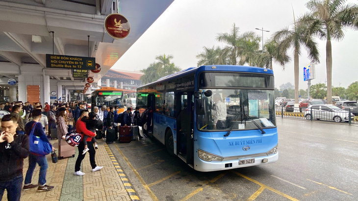 Khuyến cáo khách bay nối chuyến dùng xe buýt miễn phí giữa hai nhà ga sân bay Nội Bài - Ảnh 1.