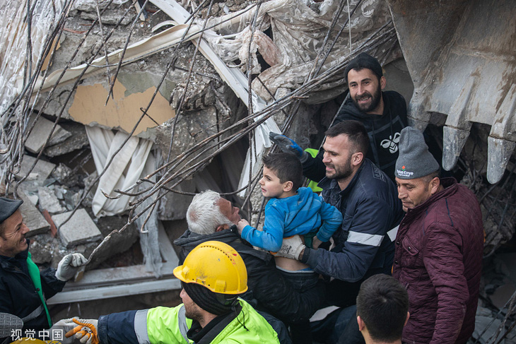 Những hình ảnh rơi nước mắt trong động đất ở Thổ Nhĩ Kỳ và Syria - Ảnh 3.