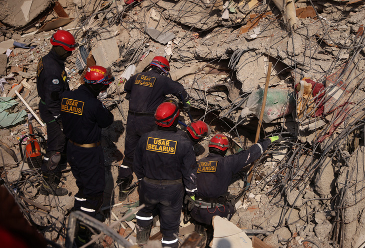 Cứu sống hai phụ nữ Thổ Nhĩ Kỳ bị mắc kẹt 122 giờ dưới đống đổ nát - Ảnh 1.