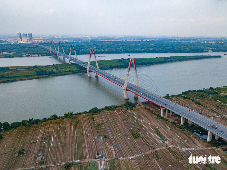 Hà Nội cấm xe qua cầu Nhật Tân theo giờ để kiểm định tải trọng - Ảnh 1.