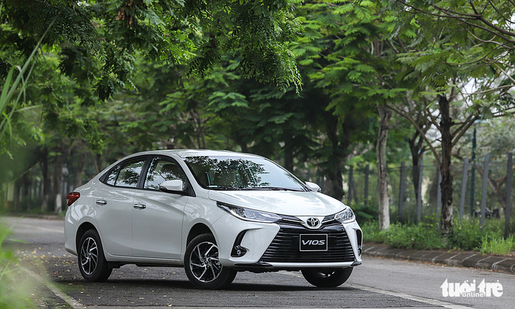 Toyota Vios giảm giá đẩy hàng tồn, chờ bản mới đòi lại ngôi vương tại Việt Nam - Ảnh 1.