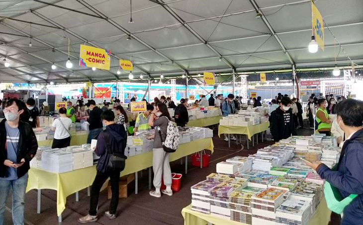 Bên trong khu vực bày bán sách của Hội sách Chào xuân 2023 tại sân vận động Hoa Lư ngày 9-2 - Ảnh: KIM THOA