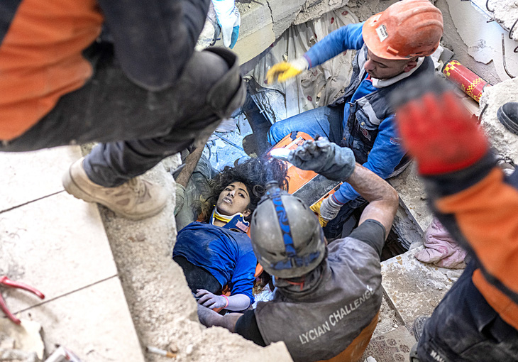 Nhân viên cứu hộ đang tìm cách giải cứu một cô gái bị kẹt ở tỉnh Hatay, Thổ Nhĩ Kỳ, ngày 9-2 - Ảnh: AFP
