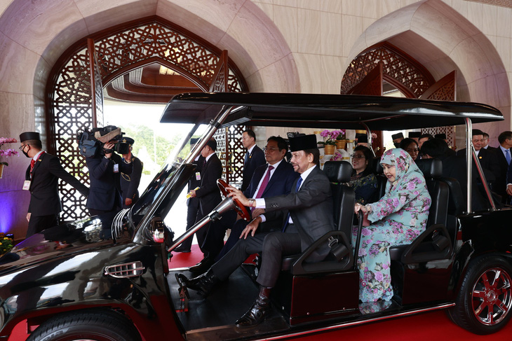 Quốc vương Brunei đích thân lái xe điện chở Thủ tướng Phạm Minh Chính - Ảnh 1.