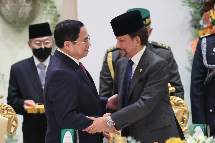 Quốc vương Brunei đích thân lái xe điện chở Thủ tướng Phạm Minh Chính - Ảnh 2.