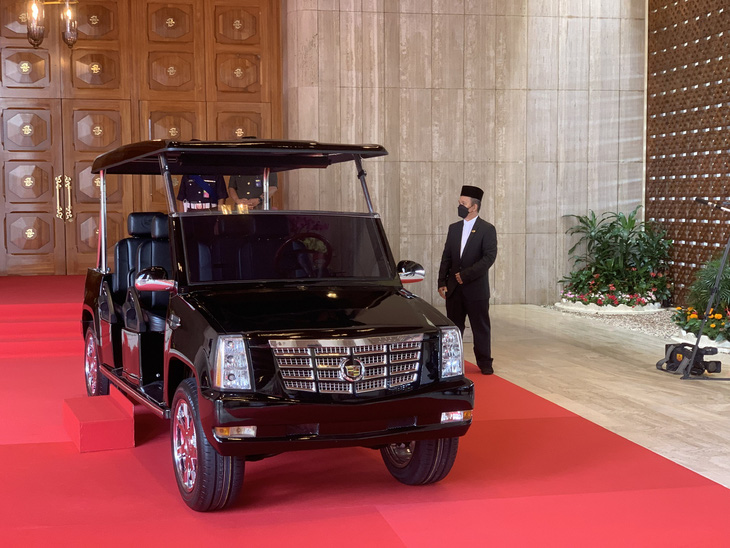 Quốc vương Brunei đích thân lái xe điện chở Thủ tướng Phạm Minh Chính - Ảnh 4.