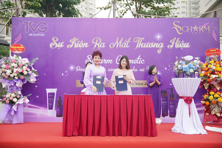 Bà Nguyễn Thị Thọ, chủ tịch kiêm tổng giám đốc TVG (bên trái ảnh) ký hợp đồng với đại lý ở Hà Giang tại lễ ra mắt dòng mỹ phẩm Scharm sáng 12-2