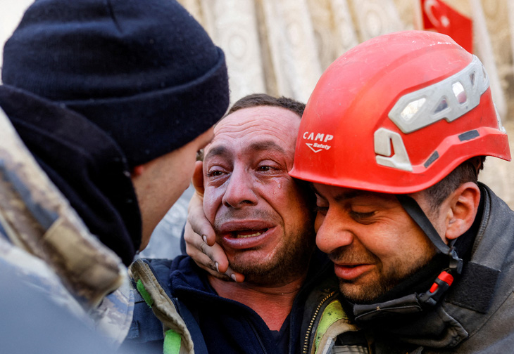 Hoạt động cứu hộ ở Thổ Nhĩ Kỳ bị cản trở vì bạo lực - Ảnh 1.