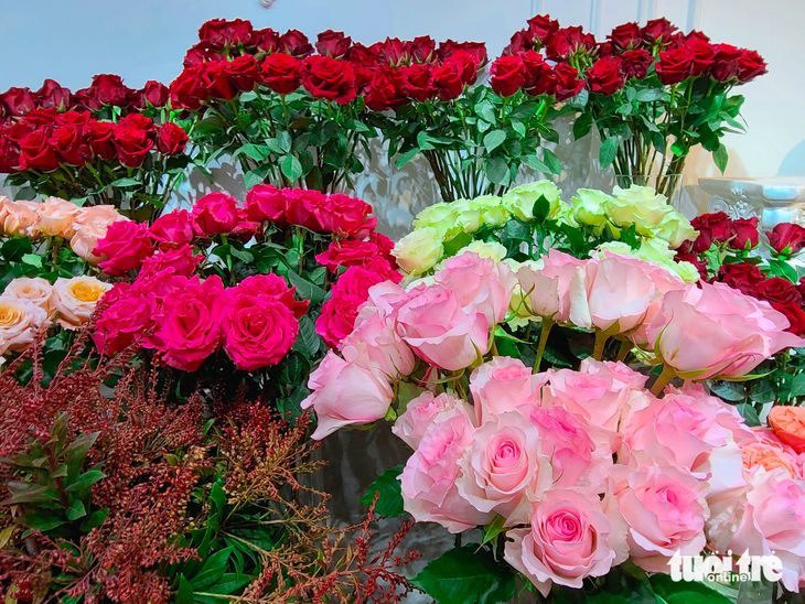 Cận Valentine, giá hoa ở TP.HCM tăng gấp đôi, gấp ba - Ảnh 2.