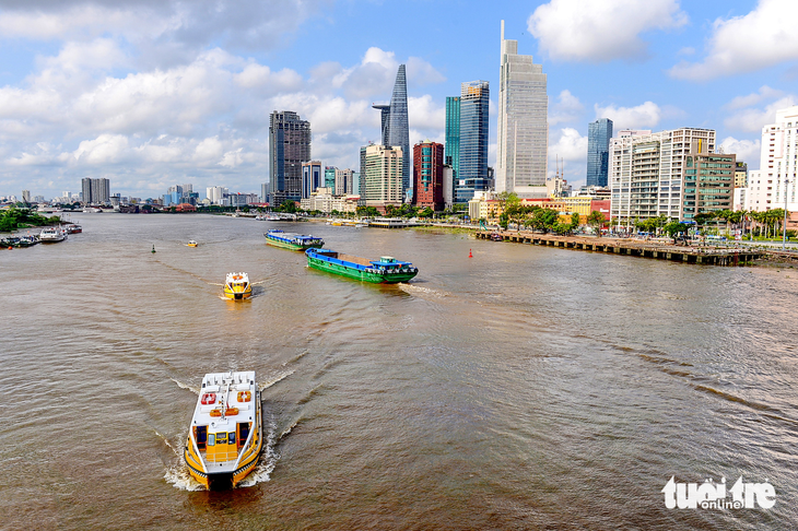 Buýt sông chở khách trên sông Sài Gòn - Ảnh: QUANG ĐỊNH