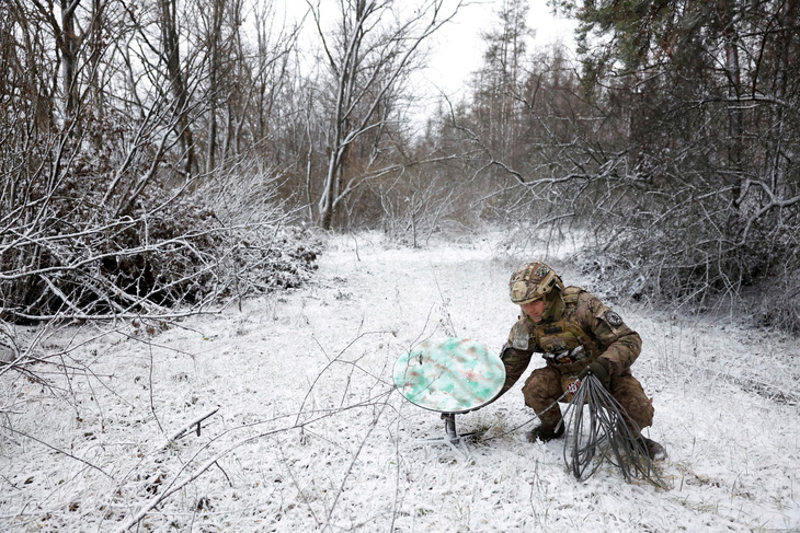 Binh sĩ Ukraine ngắt kết nối một trạm phát sóng Starlink - Ảnh: REUTERS