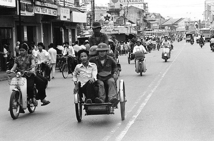 Cảnh đường Phạm Hồng Thái (nay là Cách Mạng Tháng 8) sau 30-4-1975 - Ảnh: TƯ LIỆU