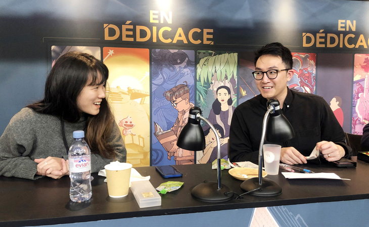 Tác giả Lê Trung Nguyễn (phải) và Hải Anh tại quầy ký tặng sách cho độc giả tham gia festival truyện tranh - Ảnh: HẠ TRIỀU