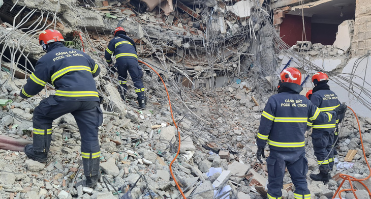 Đội Việt Nam và Pakistan cứu nạn nhân 14 tuổi ra khỏi đống đổ nát ở Thổ Nhĩ Kỳ - Ảnh 1.