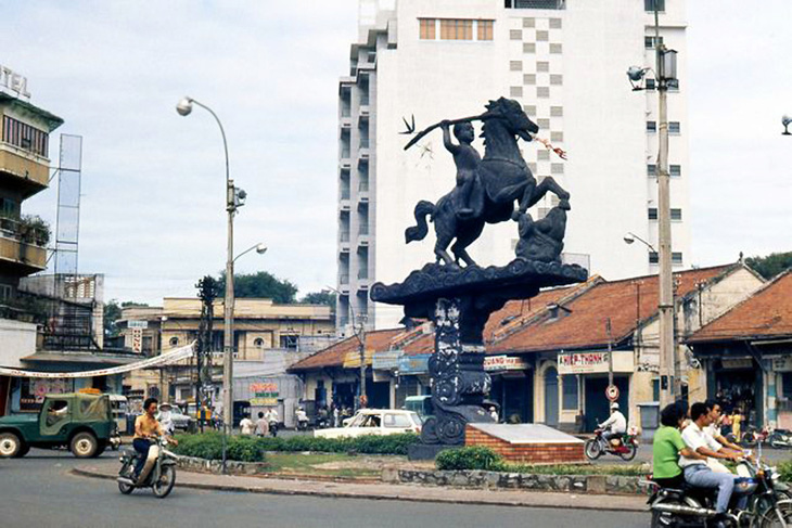 Bùng binh ngã sáu Phù Đổng, nơi đường Lê Văn Duyệt (nay là Cách Mạng Tháng 8) bước vào trung tâm Sài Gòn sầm uất - Ảnh: tư liệu