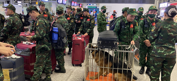Đoàn 76 quân nhân do Bộ Quốc phòng cử đi làm nhiệm vụ cứu hộ ở Thổ Nhĩ Kỳ tập kết tại sân bay tối 12-2 - Ảnh: VĂN ĐẠI