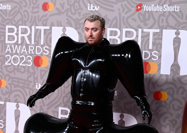 Ca sĩ Sam Smith bị chế nhạo vì mặc đồ cao su bơm hơi trên thảm đỏ Brit Awards 2023 - Ảnh 2.