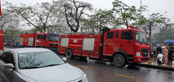 Lực lượng cứu hỏa của tỉnh Hải Dương được tăng cường hỗ trợ dập lửa - Ảnh: TIẾN THẮNG