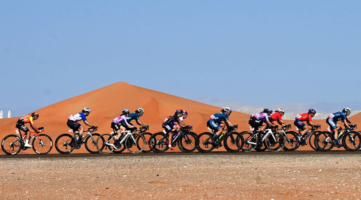 Các nữ cua-rơ thi đấu xuyên sa mạc - Ảnh: Getty Images