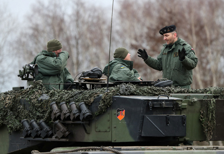 Ukraine xài vũ khí quá nhanh, kho dự trữ vũ khí của NATO cạn nhanh chóng - Ảnh 1.