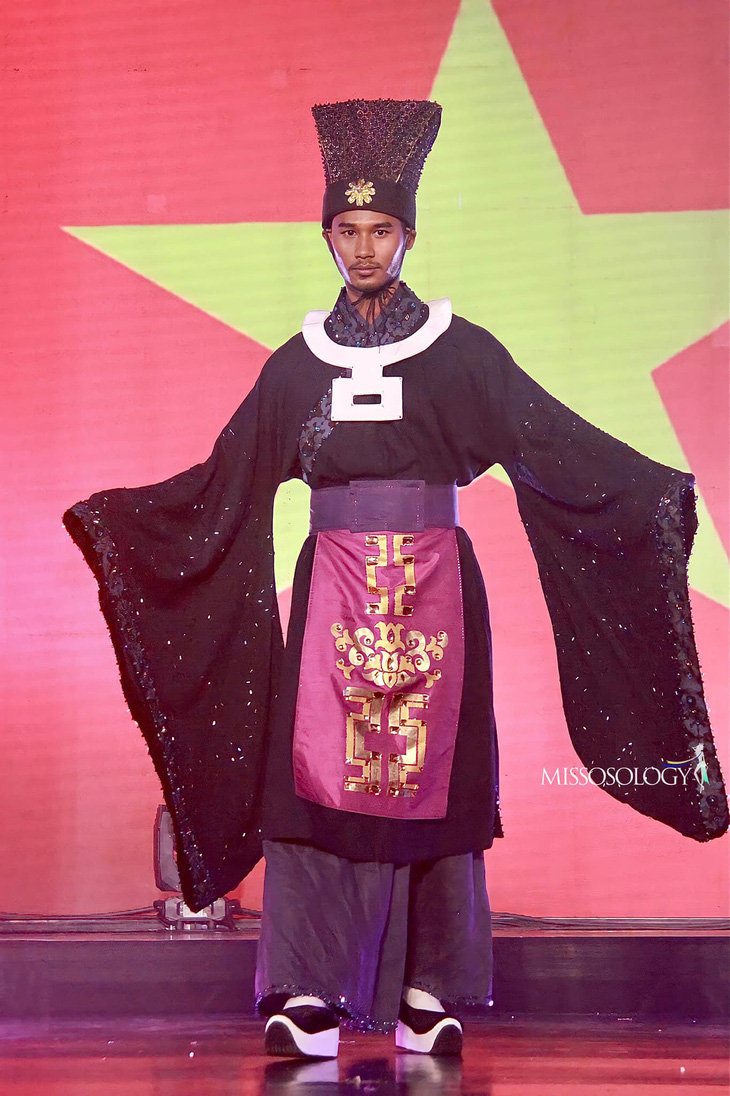 Gương mặt thất thần và trang phục dân tộc gây tranh cãi của đại diện Việt Nam tại Mister Global - Ảnh 2.