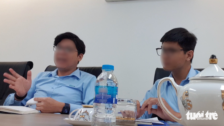 Sau khi khách hàng tố bị giả chữ ký, ông Sang (trái) - phó giám đốc Vietinbank chi nhánh Đồng Nai - nói đã làm việc “rất gay gắt” với Manulife  - Ảnh: B.M.