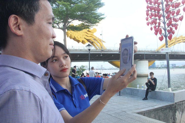 Chuyển đổi số đang mang lại nhiều lợi ích cho người dân Đà Nẵng  - Ảnh: TRƯỜNG TRUNG