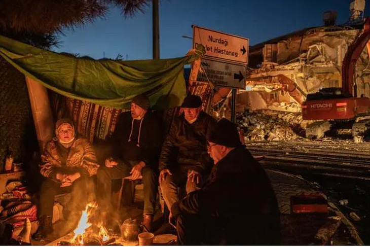Hơn 1 triệu người ngủ trong lều trại lạnh âm 9 độ C ở Thổ Nhĩ Kỳ và Syria - Ảnh 3.