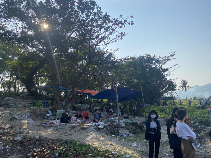 Bãi rêu lung linh ở Đà Nẵng biến thành bãi rác - Ảnh 1.
