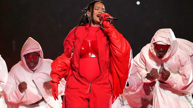 Rihanna khoe bụng bầu lần 2 bằng màn đu dây, nhảy múa trên không - Ảnh 2.