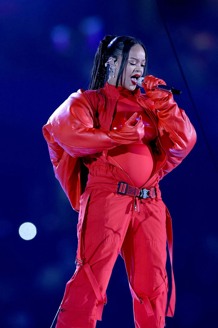 Rihanna khoe bụng bầu lần 2 bằng màn đu dây, nhảy múa trên không - Ảnh 3.