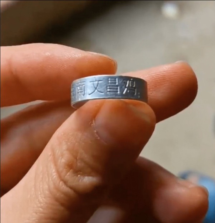 Dòng chữ trên chiếc nhẫn quý của cụ bà hé lộ nguồn gốc thật sự - Ảnh 2.