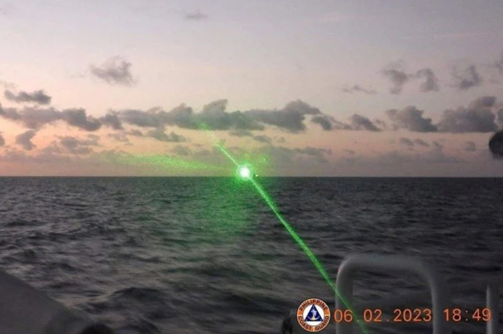 Lực lượng bảo vệ bờ biển Philippines công bố hình ảnh cho thấy bị tàu Trung Quốc chiếu laser - Ảnh: AFP