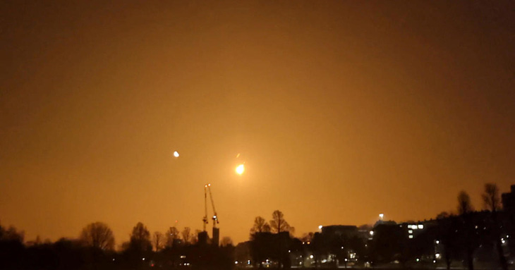 Video tiểu hành tinh lao vào Trái đất, thắp sáng trời đêm - Ảnh 2.