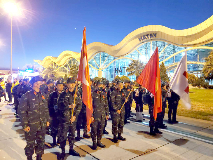 Đoàn cứu hộ của Quân đội nhân dân Việt Nam đến Hatay, Thổ Nhĩ Kỳ đêm 13-2 theo giờ Việt Nam - Ảnh: Quân đội cung cấp