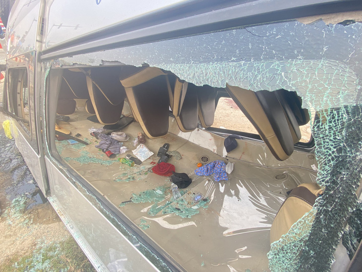 Nhân chứng vụ xe khách và xe đầu kéo tông nhau: Dùng xà beng đập cửa kính cứu người - Ảnh 2.